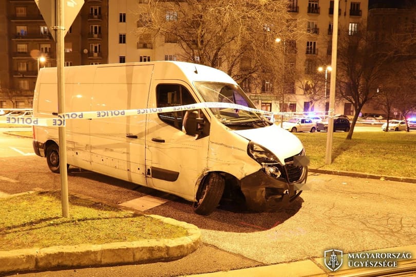 Most gyanúsították meg az embercsempészt, aki menekülés közben rendőrautónak ütközött