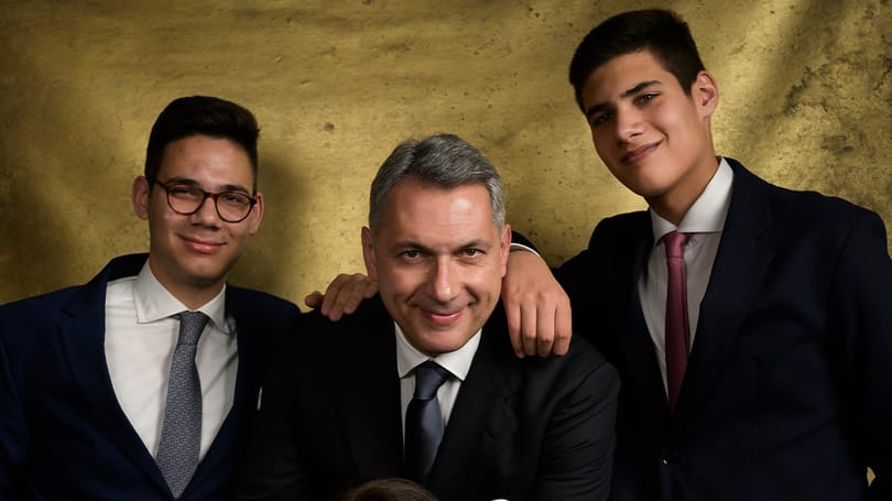 Zavarbaejtő apa-fia videók Lázártól: mi lehet a cél?