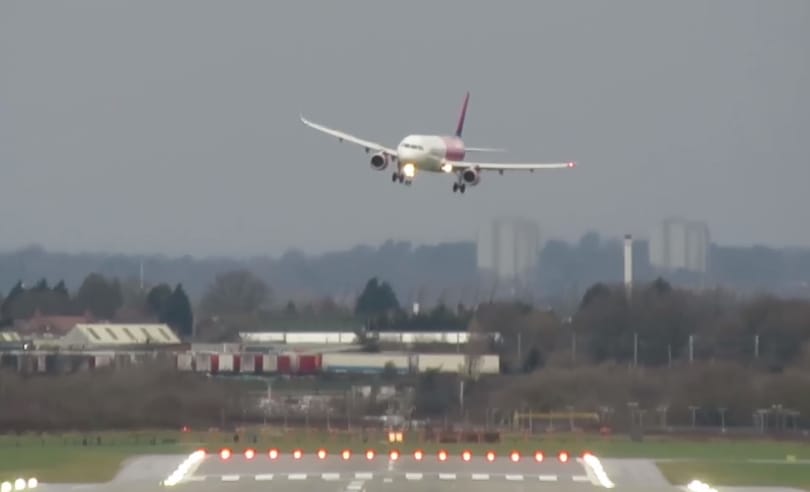 Nézni is rossz, ahogy a Wizz Air pilótái megküzdenek a viharos széllel Birminghamben