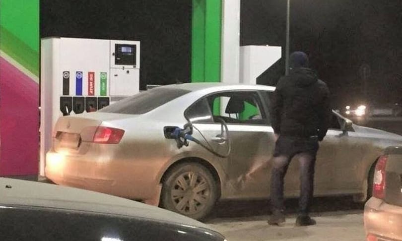 A nap fotója: Az utastéren keresztül tankoltak meg egy autót