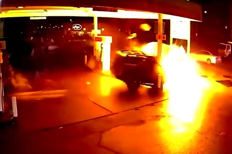Megtörtént a baleset, amitől minden autós tart – videó