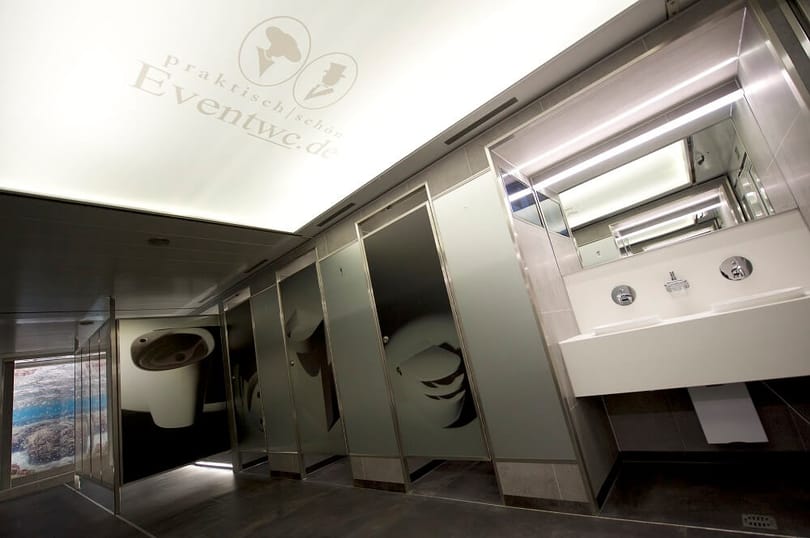 Így kell egy mozgóvécével lefagyasztani a mosolyt a konkurensek arcáról