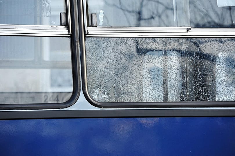 Üvegszilánk fúródott egy BKV-busz utasának szemébe