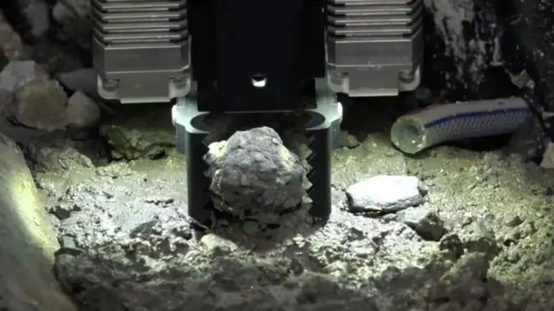Kiemelték az első radioaktív törmeléket a fukusimai atomerőmű sérült reaktorából