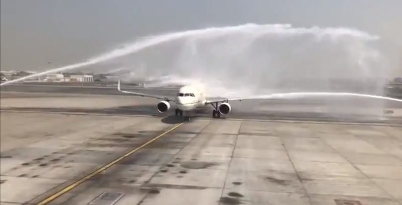 Vízsugárral akarták üdvözölni a repülőt Dubajban, de véletlenül telibe lőtték