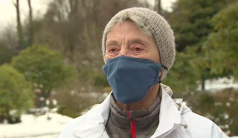 Egy 90 éves nő négy kilométert gyalogolt a 30 centiméteres hóban, hogy megkapja a vakcinát