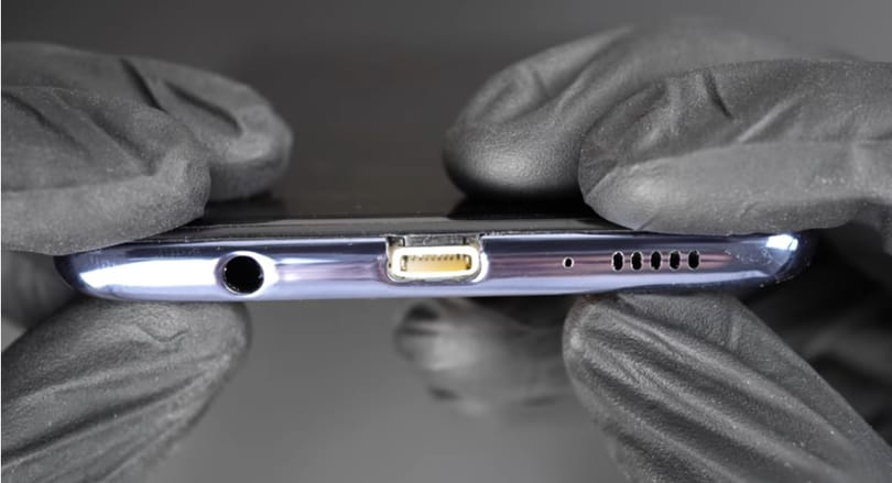 Jól látja, iPhone-csatlakozó került erre a Samsung telefonra