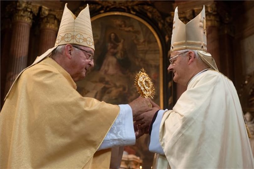 Megérkezett Szent István feleségének csontereklyéje