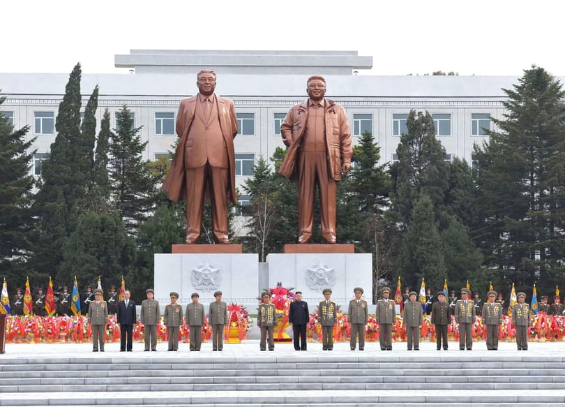 Fotó: Felavatták Kim Dzsong Il és Kim Ir Szen gigantikus szobrát