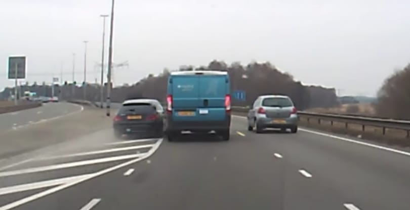 Szabálytalanul akart előzni a Mercedes sofőrje, két autót is összetört – videó