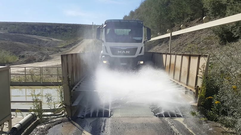 Így oldják meg, hogy a teherautók ne hordják fel a koszt a közutakra - videó
