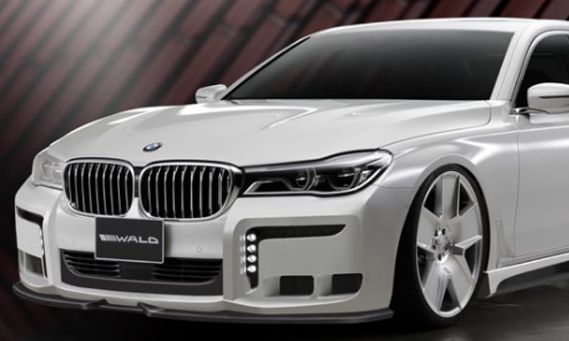 Meghökkentésre született: hófehér fekete bölényként támad a 7-es BMW