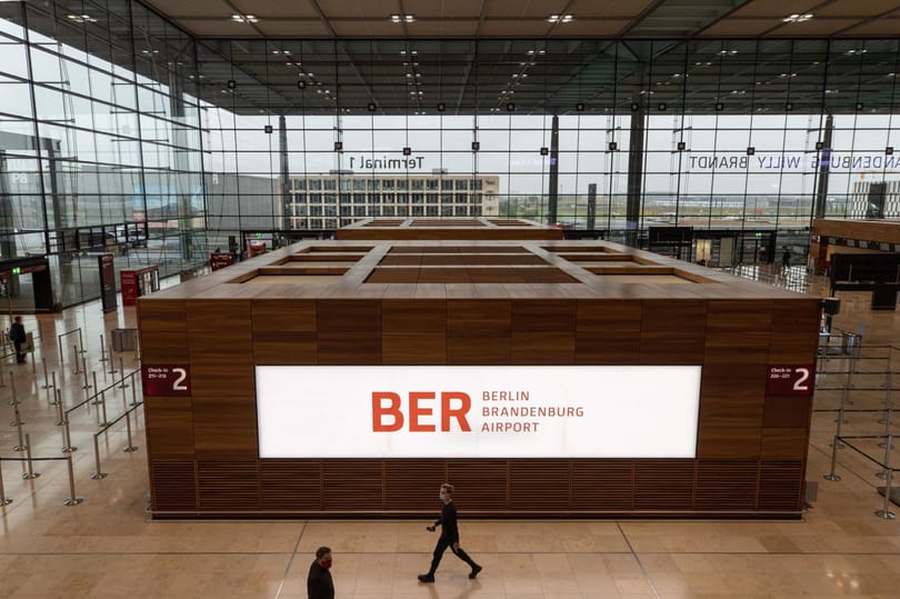 Sztrájk miatt leállt a berlini repülőtér, budapesti járatokat is töröltek