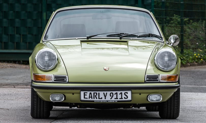 Csak 170 lóerős, de több mint 120 millió forintba kerül ez az aranyzöld Porsche
