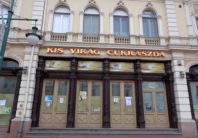 A választásokra kinyithat a legendás cukrászda