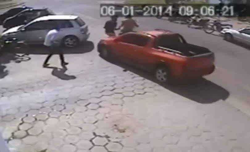 Padlógázzal rontott neki a motoros rablóknak - videó