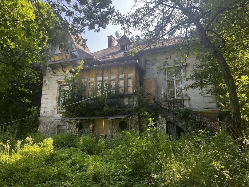 Matolcsy Ádám feleségének bejelentett lakcíme egy lakatlanul is másfél milliárdos svábhegyi villa az erdő közepén