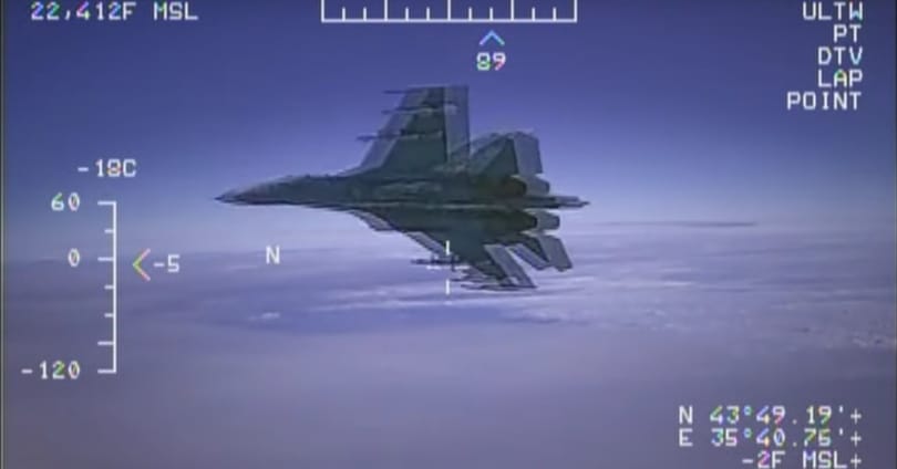 Ritka videó: 150 centire repült egy orosz vadászgép egy amerikai kémrepülőtől
