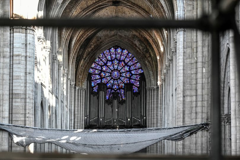 Védősisak, távolságtartás – kis koncertet adtak a leégett Notre-Dame-ban