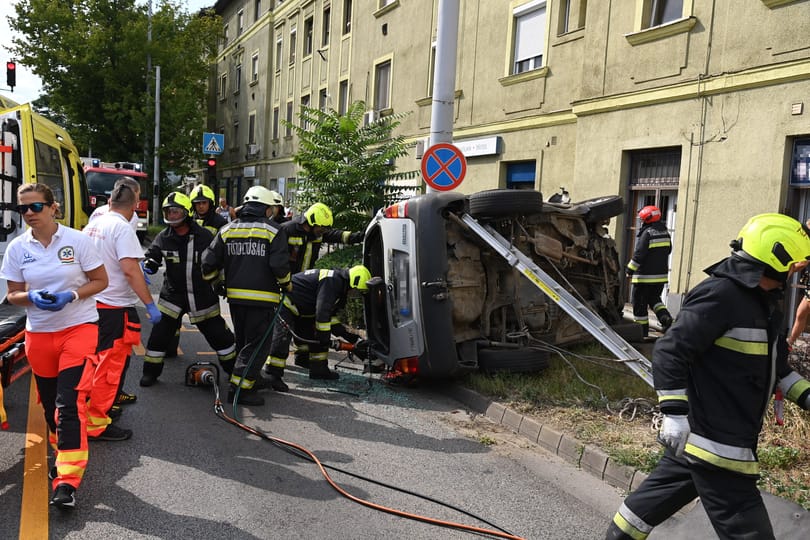 Csúnyán összetört és oldalára borult egy autó, emiatt zárták le az Üllői utat