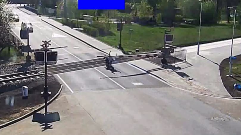 Elnézte a lezárt sorompót a motoros, berepült a sínekre. Nagyon kellett sietnie az őrangyalának
