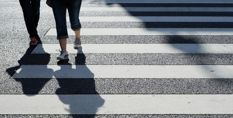 Egyszerű, de hatásos figyelmeztetés: így kelnek át az úton a japán iskolások