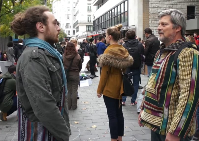 Videó: Nem téptek be az egymás szemébe nézők