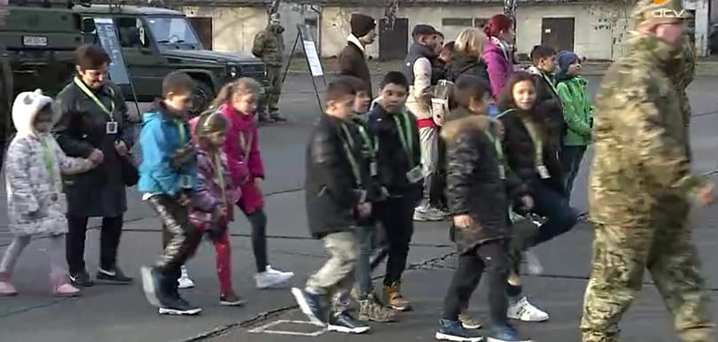 Hátrányos helyzetű és roma kisiskolásokat biztatott a katonaságra a honvédelmi miniszter egy debreceni laktanyában