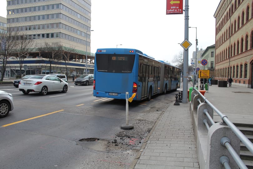A Szentlélek térnél leborult rakomány a metrópótlást is bedöntötte