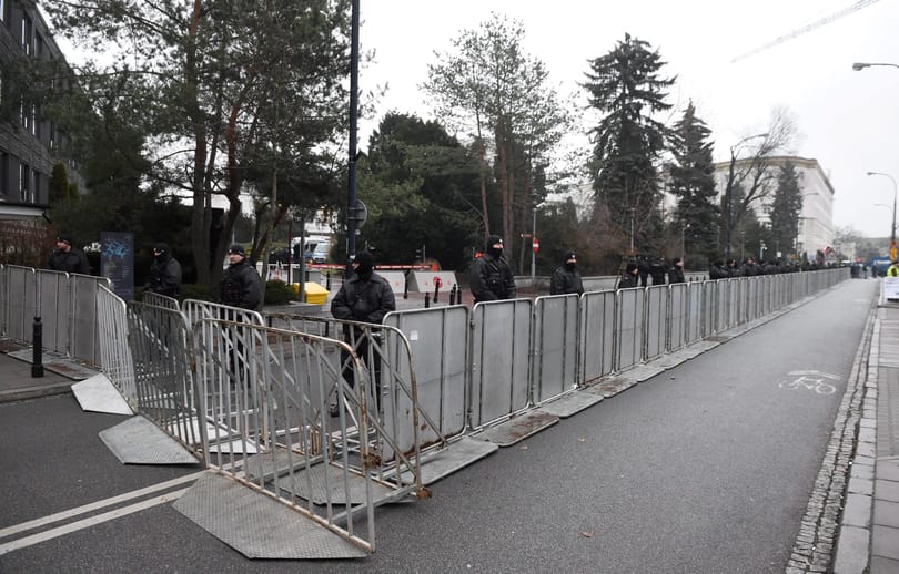 Kordonokkal vették körbe a parlamentet - Lengyelországban