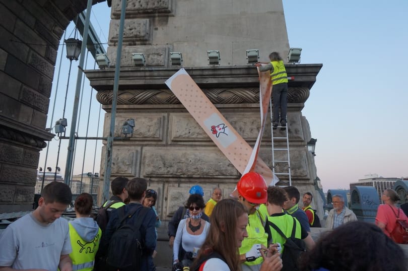 Felújította a Lánchidat a Kutyapárt, a tűzijátékot is letudták