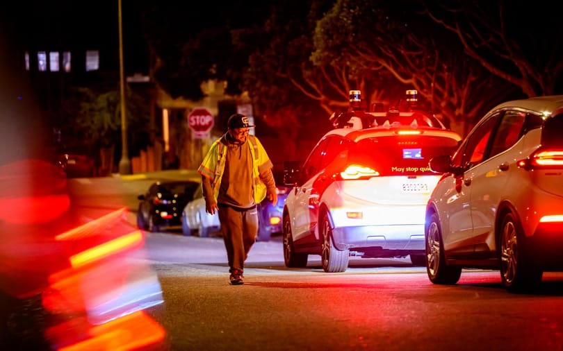Szexelő utasok, betonba ragadt autó, csapatos lefagyás – sok gond van még az önvezető robotaxikkal