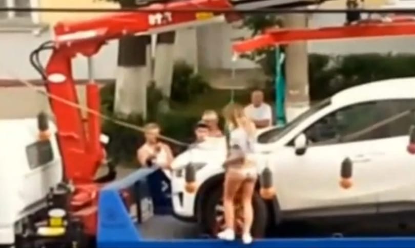 Így szerzi vissza a kocsiját egy rúdtáncos bombanő