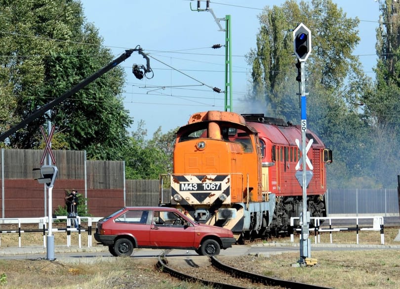 Fotók: Lada Samarát toltak egy vonat elé