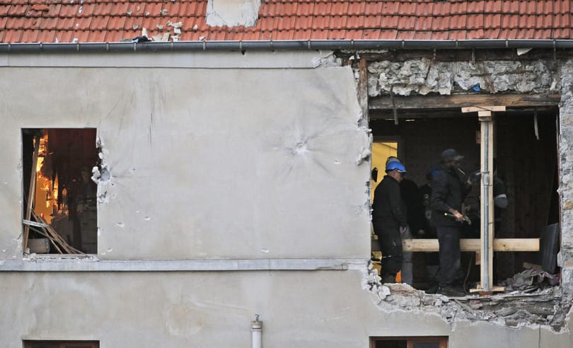 Azonosították a terroristát, aki felrobbantotta magát Saint-Denis-ben