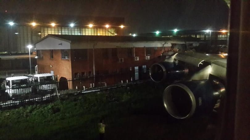 Épületnek ütközött egy Jumbo a johannesburgi reptéren – fotó
