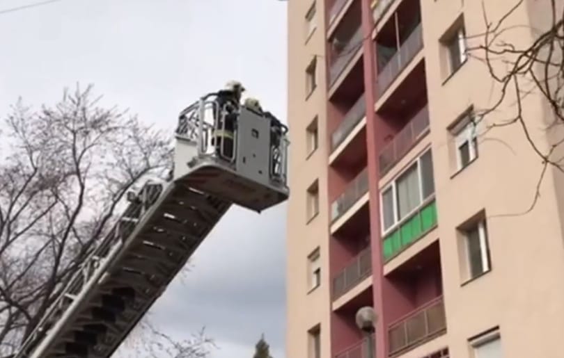Kizárta a nagyszülőt a hetedik emeleti lakásból egy 16 hónapos gyerek