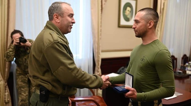 Kitüntették az ukrán határőrt, aki elküldte a f...ba az orosz hadihajót