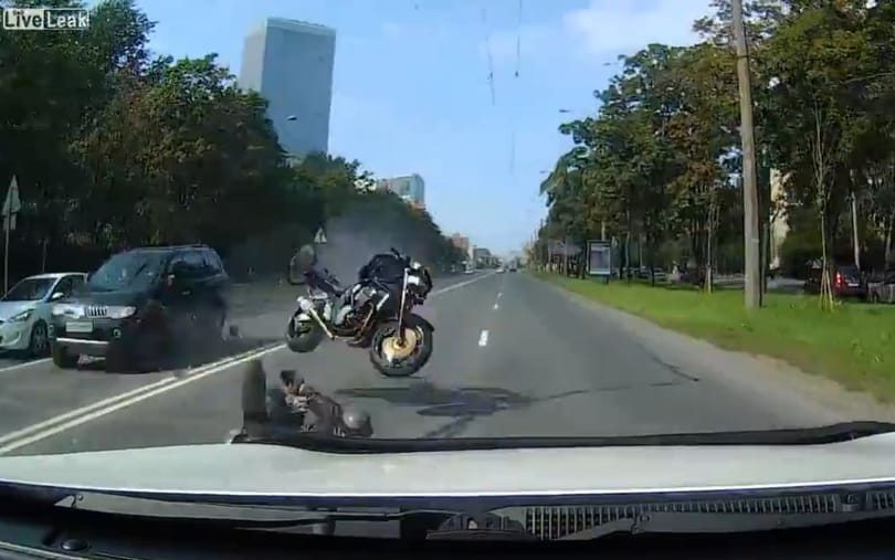 Videó: Ilyen balesettől retteg minden motoros