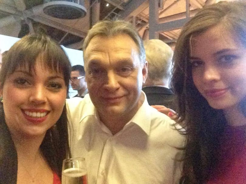 Fotó: Orbán győzelmi szelfit nyomott lányaival