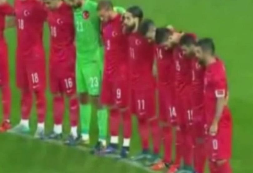 Ordítozással töltötték ki az egyperces néma csendet a török drukkerek - videó