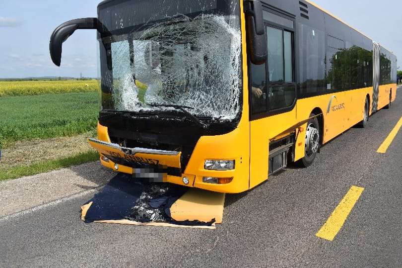 Elszabadult ágy törte össze a menetrend szerinti busz szélvédőjét Sajószentpéternél