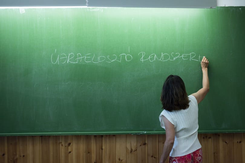 A pedagógusok szerint sokakat lepontoztak a teljesítményértékelésen, hogy ne kelljen pluszpénzt fizetni nekik