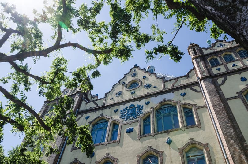 Kik tartják a földgömböt Budapest fölött?
