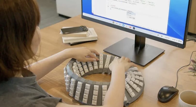 Nincs vége a Google-őrültségeknek: itt a billentyűzet, amely egy Möbius-szalag – videó