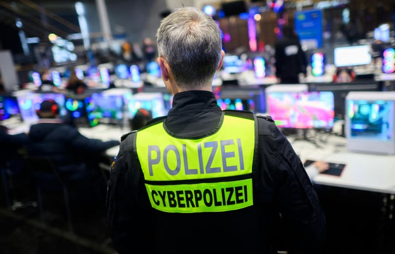 Az már jól mutatja, hogy baj van, amikor bűnözők átvehetik az uralmat egy 100 kilós robotkar fölött