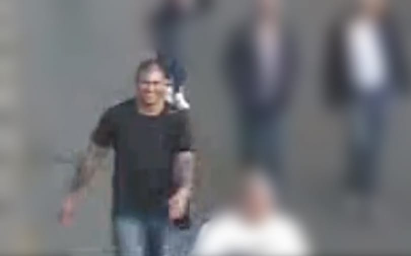 Gyalogos ütött meg egy autóst egy közlekedési vitában a Teréz körúton – őt keresi a rendőrség