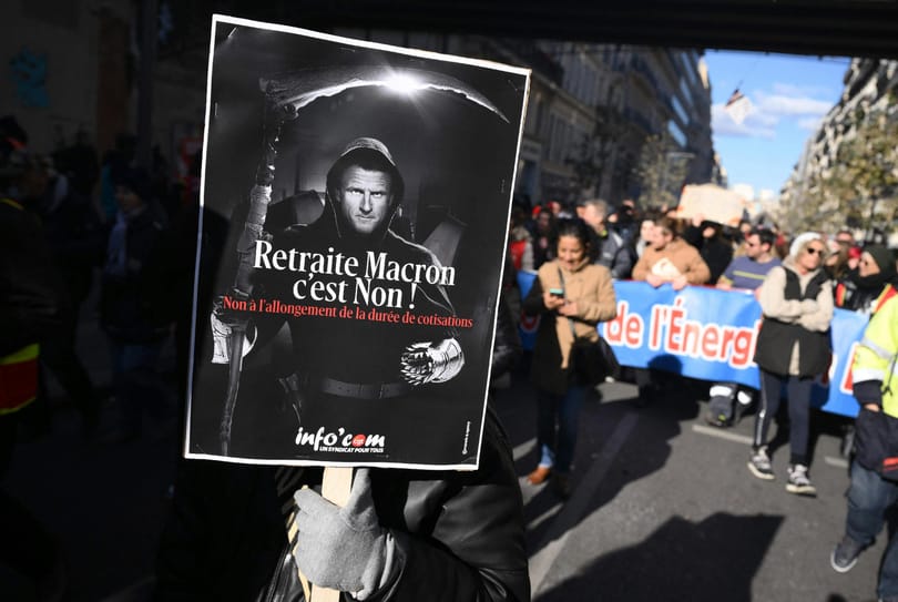 Macron ismét belevágott a nyugdíjreformba, amibe az elődjeinek beletört a bicskája