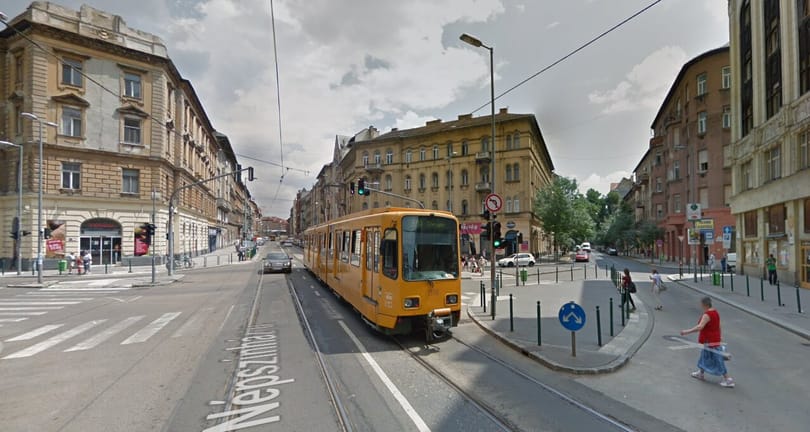 Villamossal ütközött egy autó a Népszínház utcában