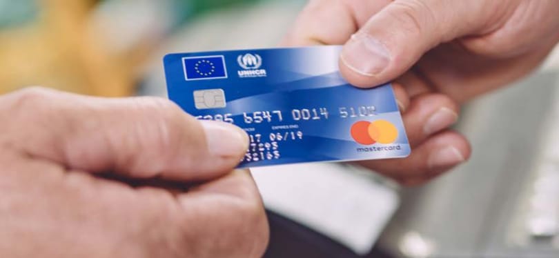 Névtelen migránskártyák: a kormány már a kérdésekkel félrevezet